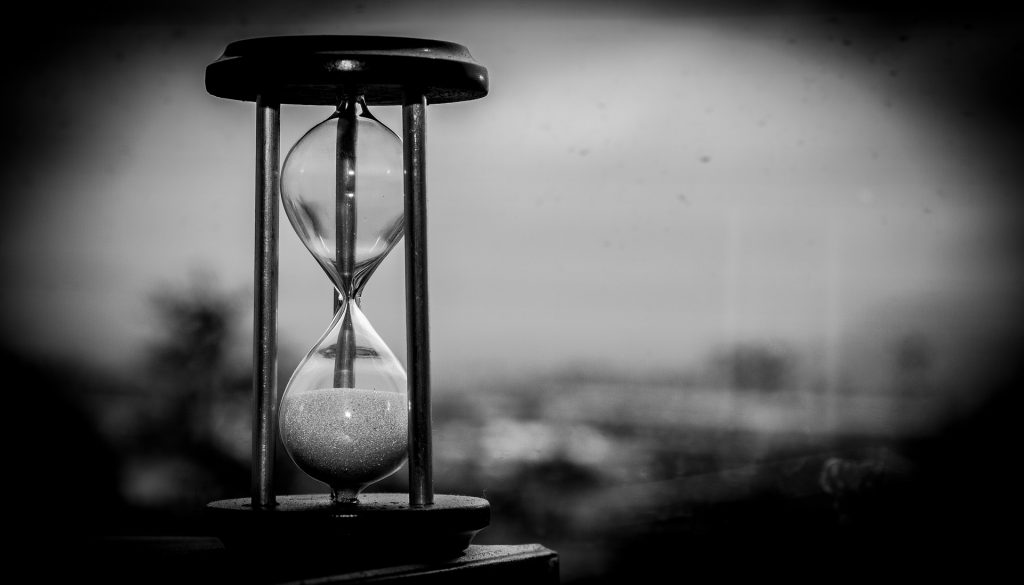 Reloj de arena en blanco y negro representando el tiempo.
